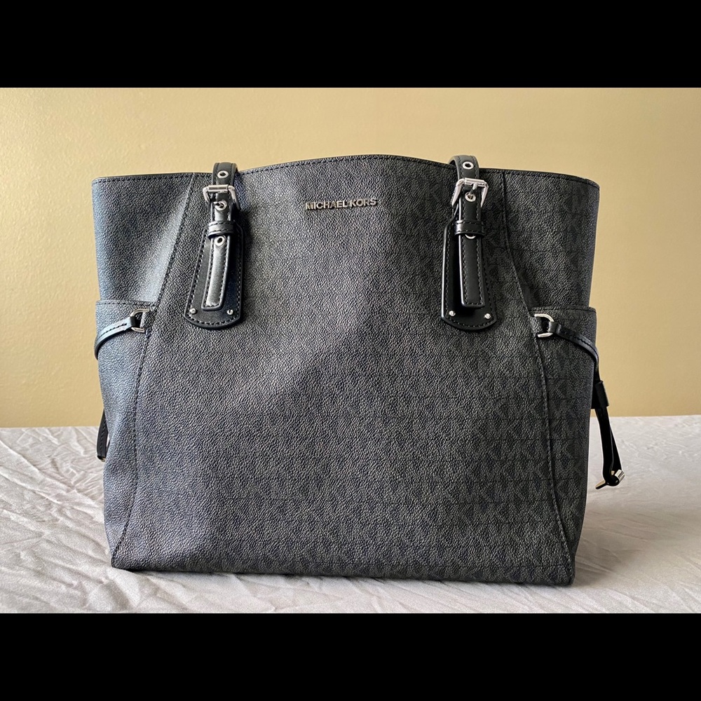 Michael Kors - Voyager East West Signature Tote